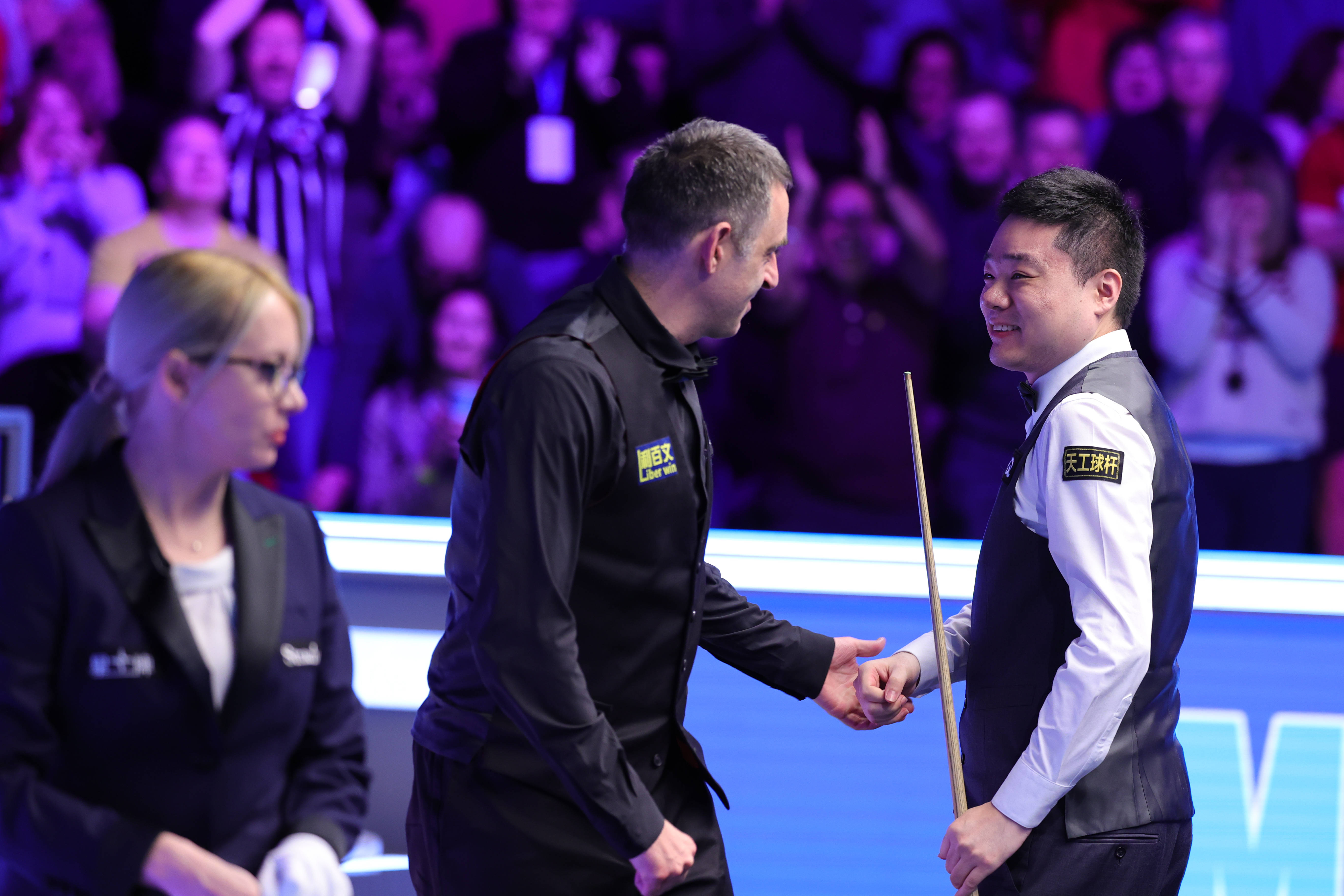 身手敏捷的球员们赛场上大显身手 身手敏捷的球员们赛场上大显身手