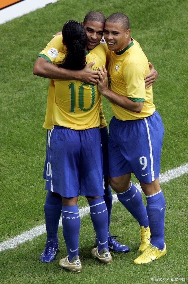 身手敏捷的球员们赛场上大显身手 身手敏捷的球员们赛场上大显身手