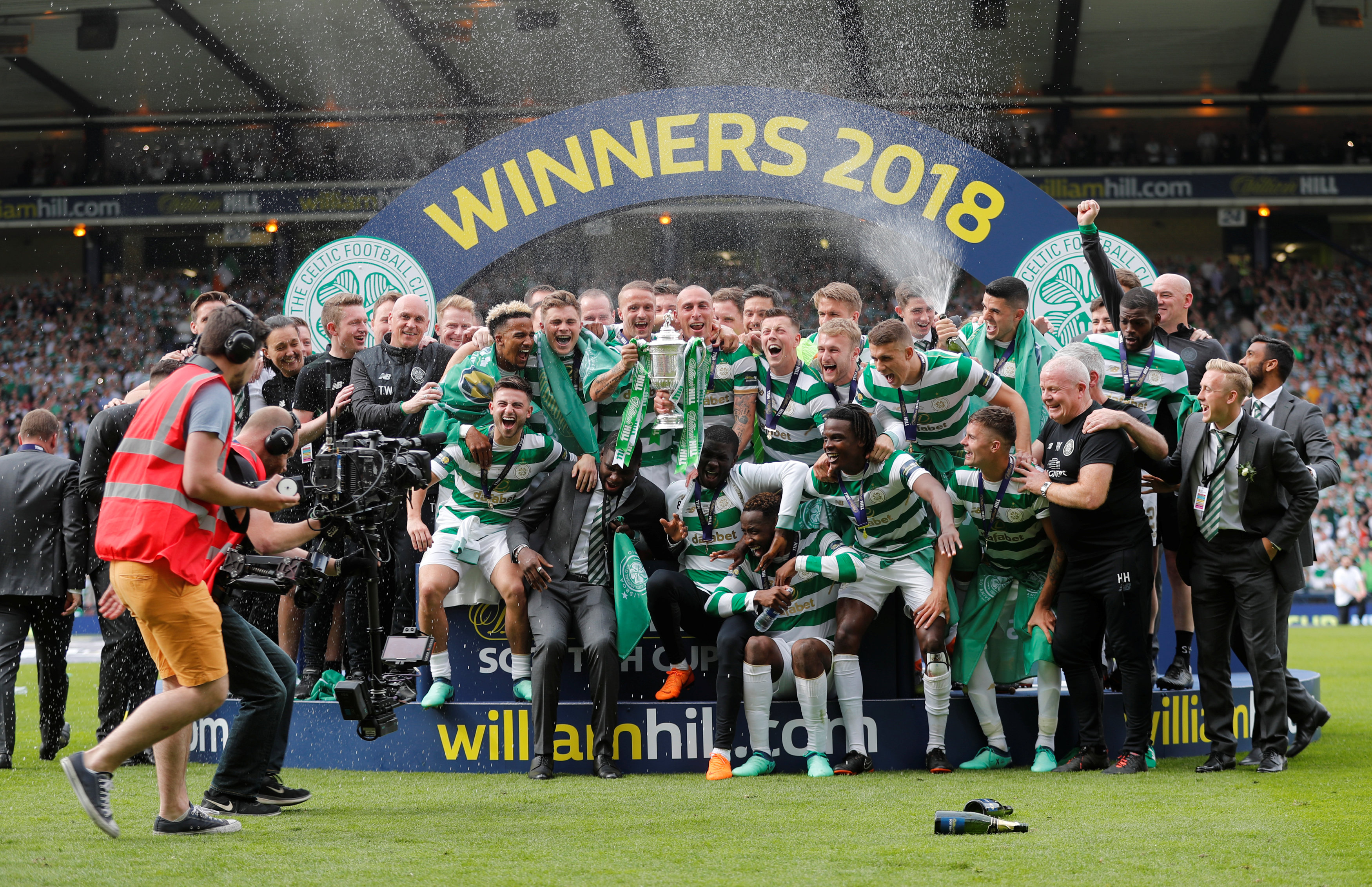 包含凯尔特人足球用裤头女脸上洛佩斯：受赞赏的词条