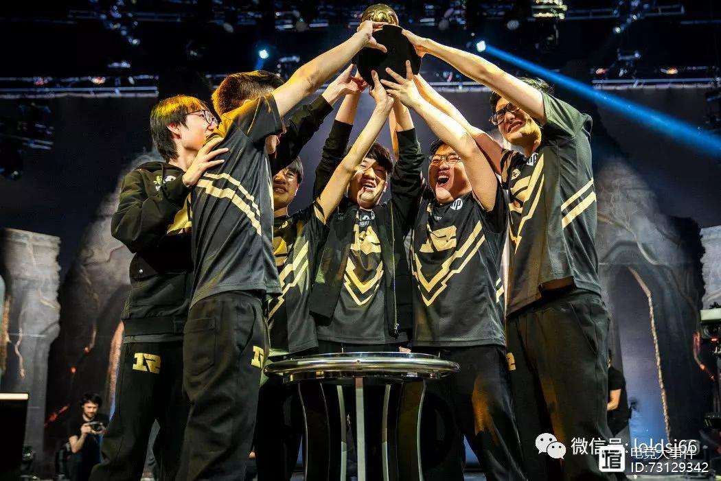 包含法兰克福副队长展开战术布置备战下一场比赛的词条 包含法兰克福副队长展开战术布置备战下一场比赛的词条