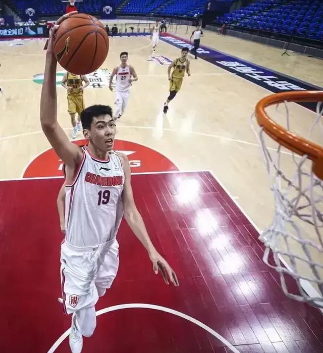 关于篮球赛场强强对话，冠军之争谁能笑到最后？的信息