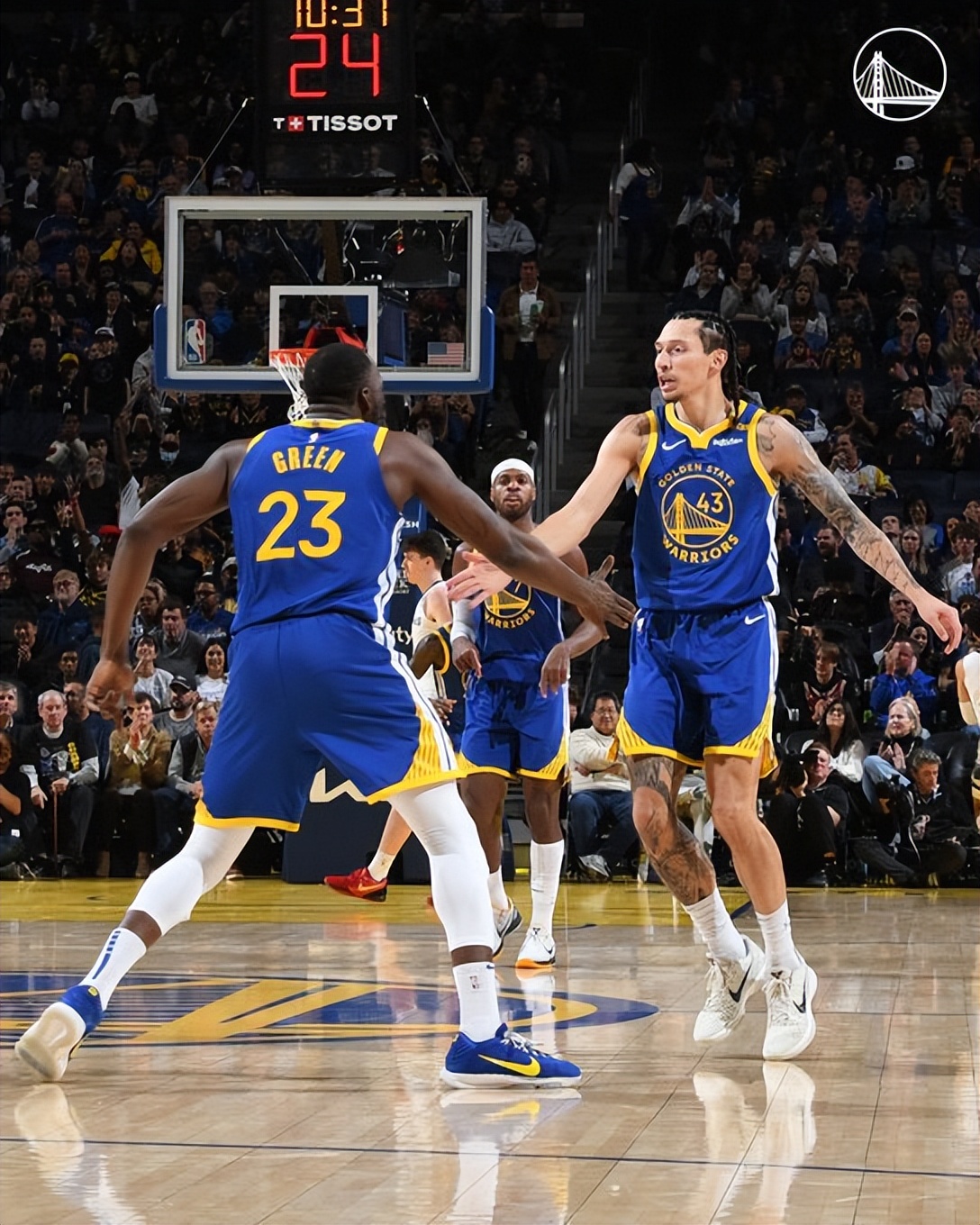 灰熊队队员奋力拼抢场上势如破竹的简单介绍