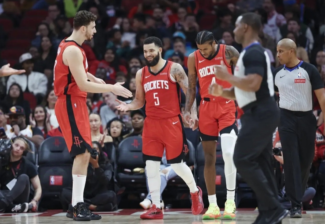 灰熊队队员奋力拼抢场上势如破竹的简单介绍