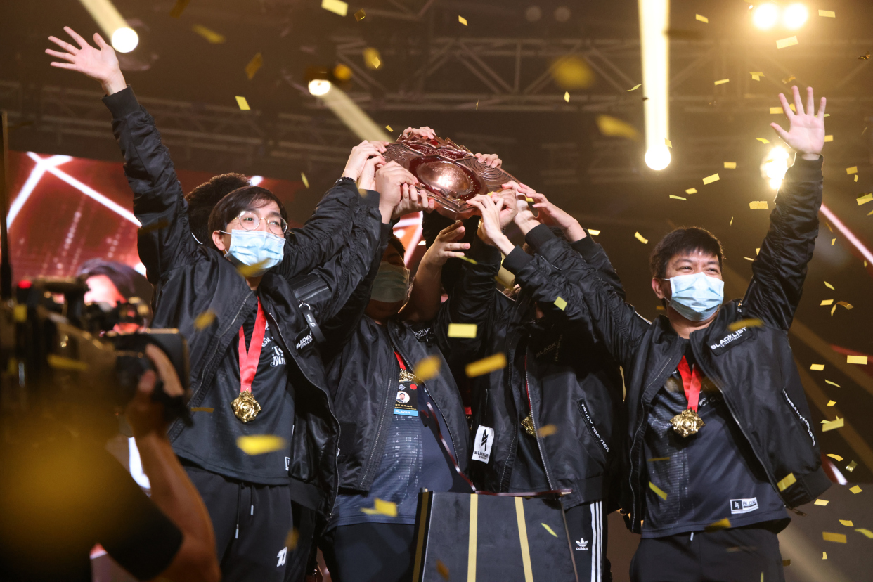 球队在激烈比赛中获得胜利，晋级总决赛