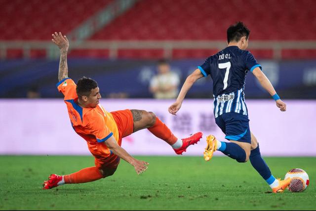 边锋神奇突破精彩表现,助力球队晋级 边锋神奇突破精彩表现,助力球队晋级