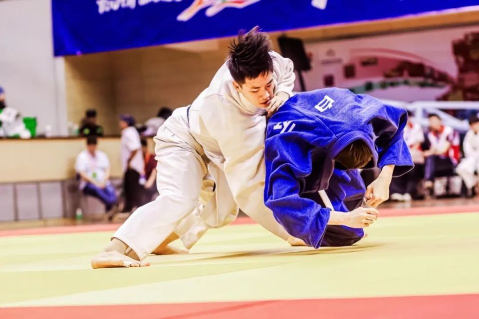 爱沙尼亚选手在柔道比赛中斩获冠军