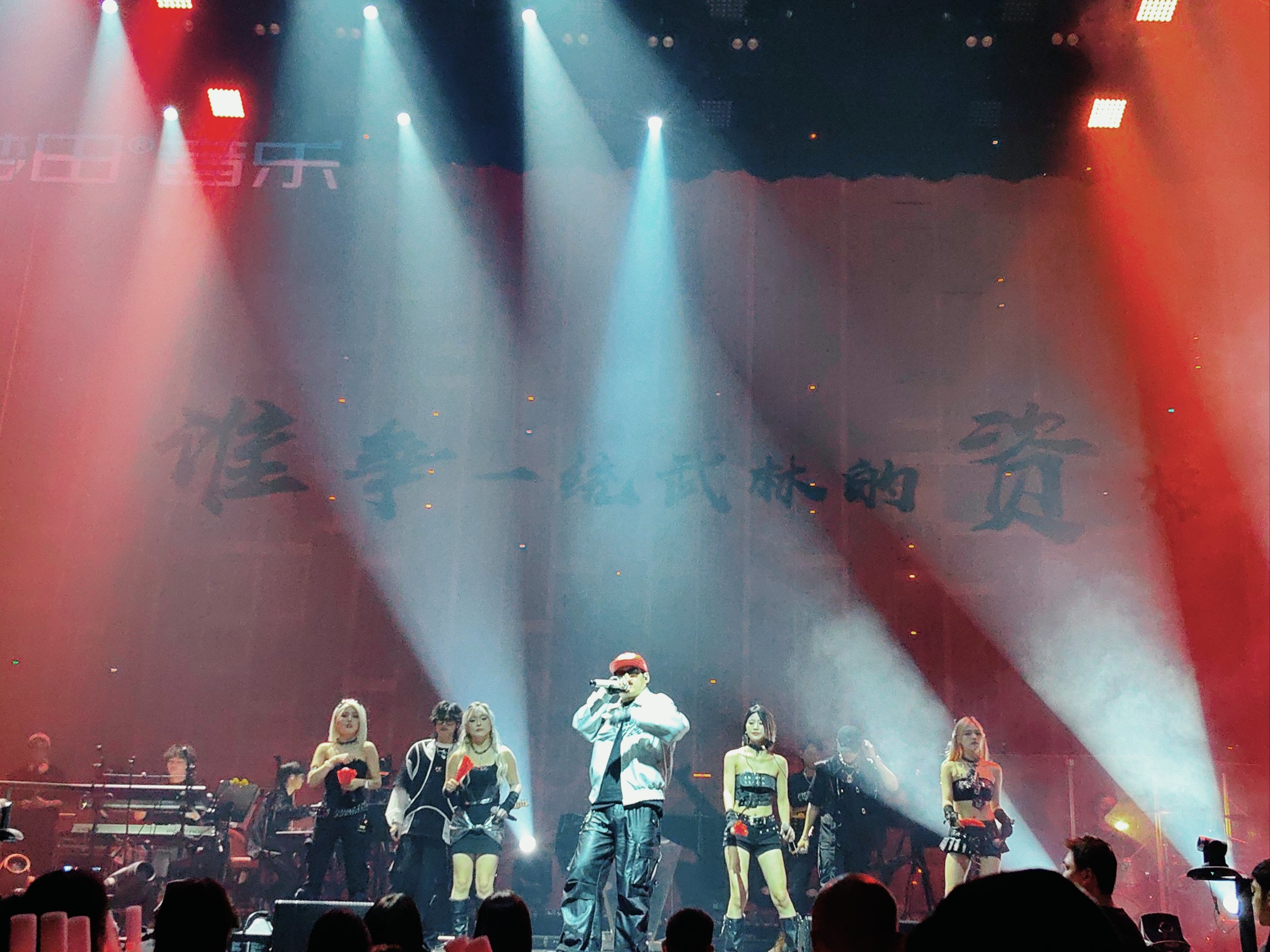 爵士队主场气氛火爆,球迷疯狂呐喊 爵士队主场气氛火爆,球迷疯狂呐喊