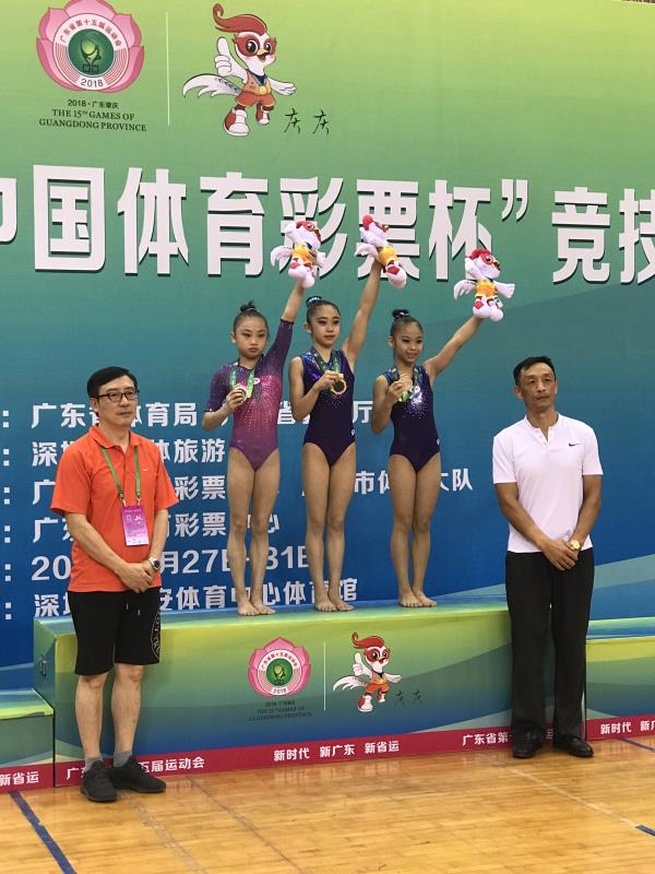 俄罗斯选手在体操比赛中获得奖牌 俄罗斯选手在体操比赛中获得奖牌