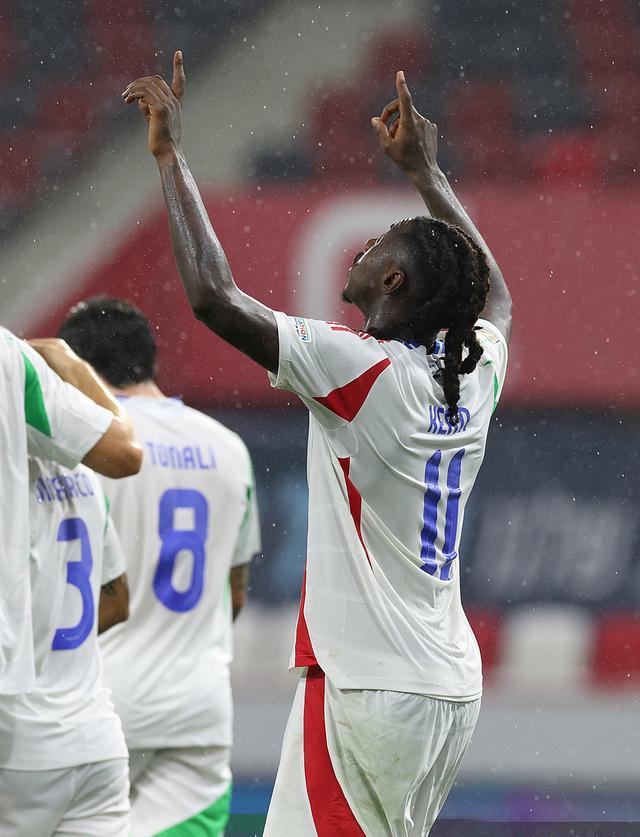 关于比利时队在比赛中完胜对手，晋级下一轮的信息