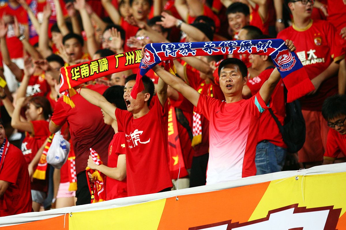 赛场激烈角逐,球迷演绎激动人心的竞技精神的简单介绍 赛场激烈角逐,球迷演绎激动人心的竞技精神的简单介绍