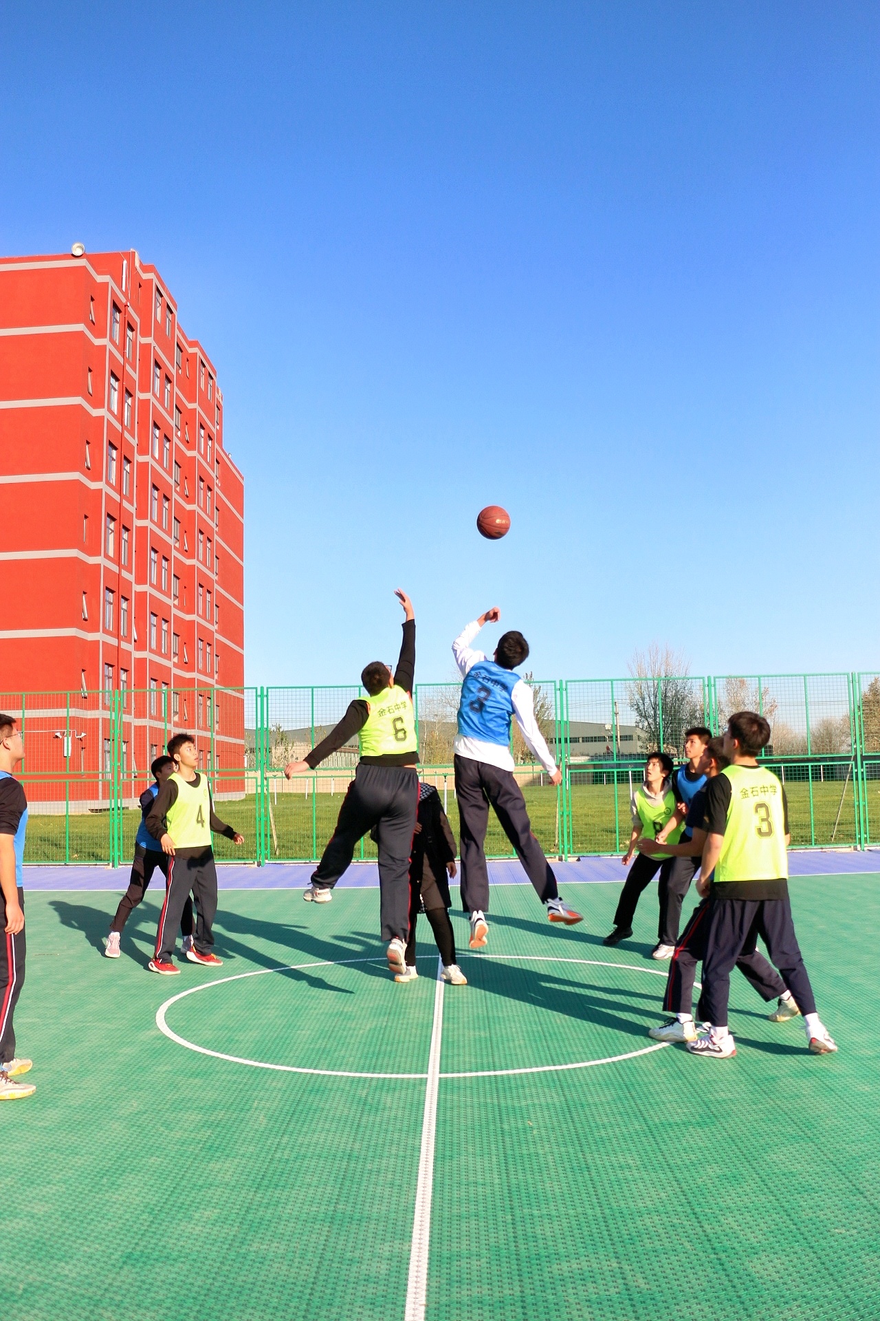 赛场拼搏，不畏强敌坚守阵地