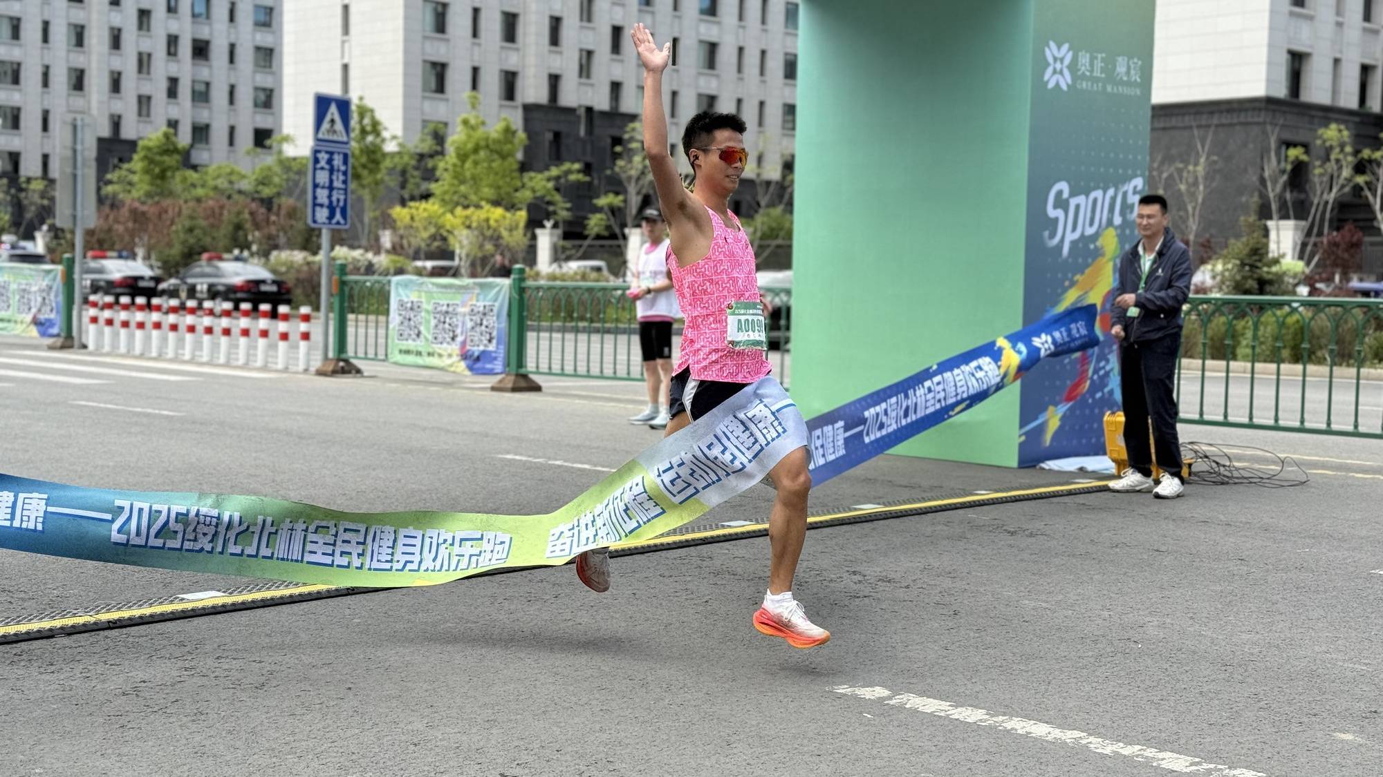 包含选手冲刺终点观众欢呼雀跃的词条 包含选手冲刺终点观众欢呼雀跃的词条