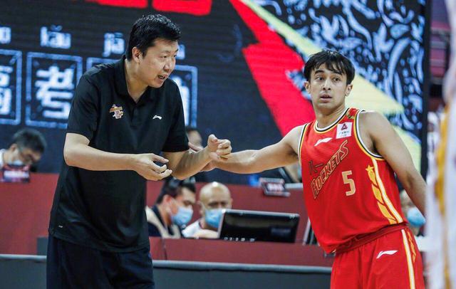 江苏男篮闪耀全场,稳坐积分榜前列的简单介绍 江苏男篮闪耀全场,稳坐积分榜前列的简单介绍