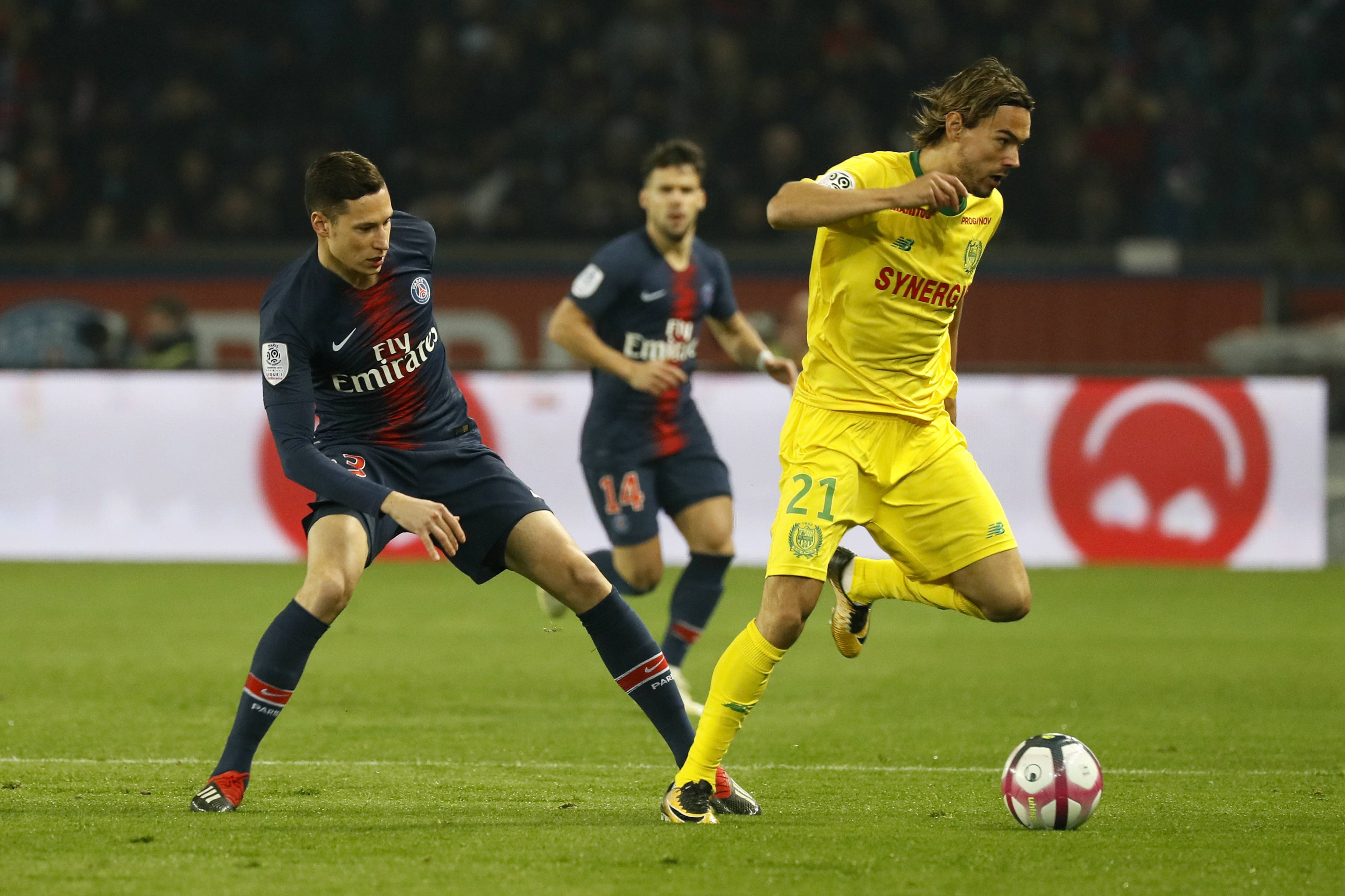 南特客场胜负难分,抢分不易 南特客场胜负难分,抢分不易