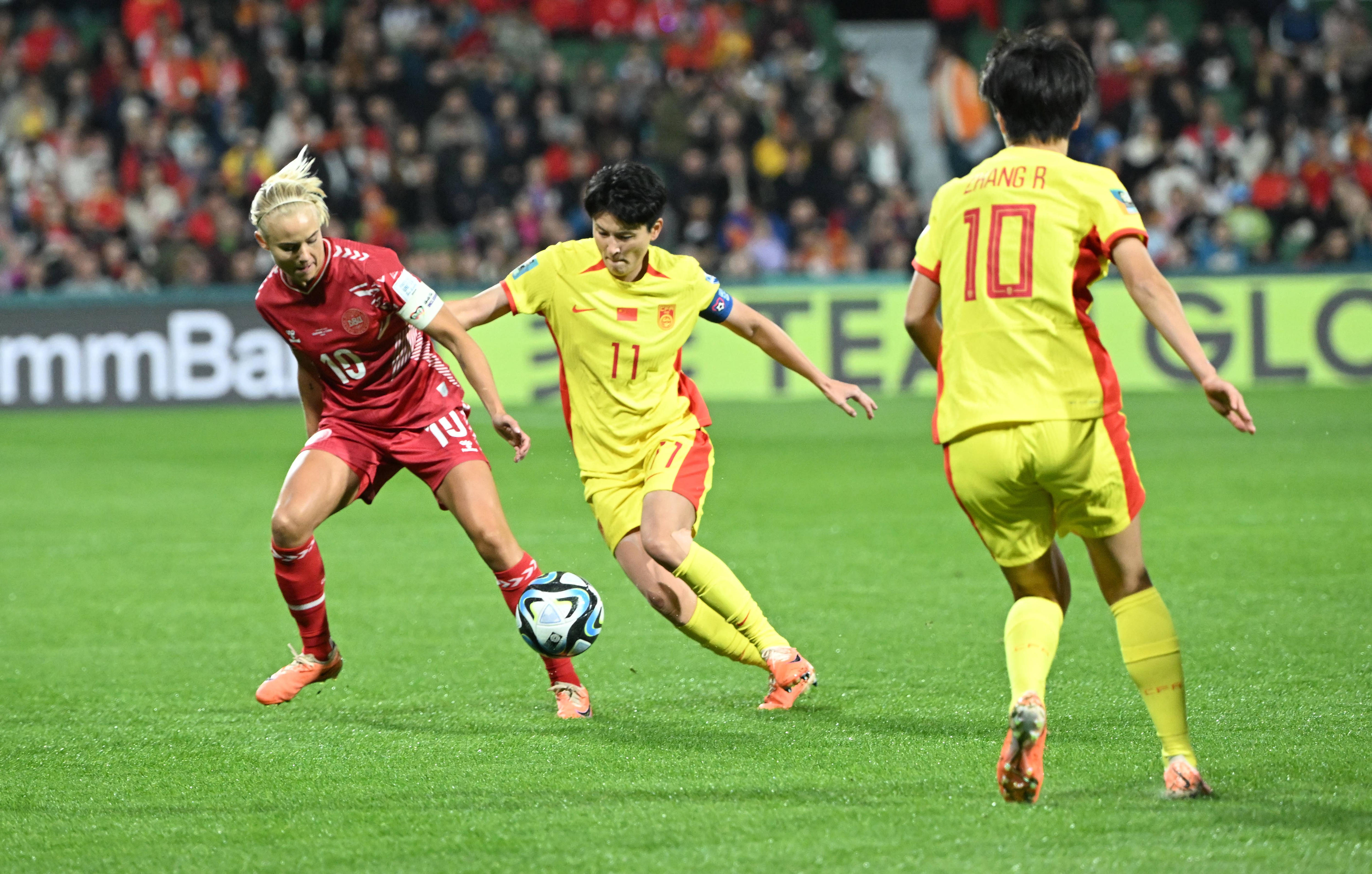 中国女足球员投入训练，准备比赛