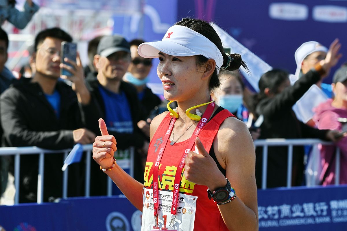 包含英姿飒爽再夺冠军，中国女子选手尽展风采的词条