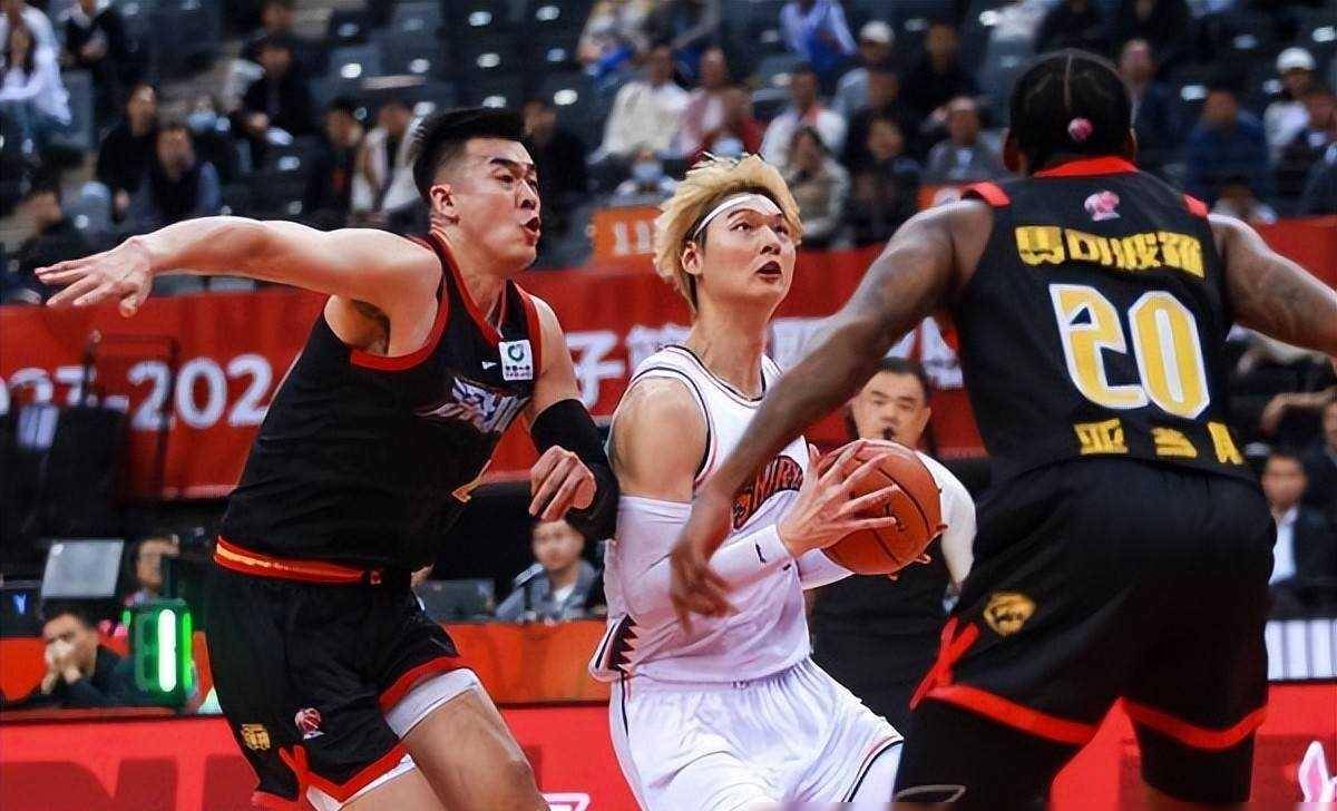 包含关键时刻外线火力全开，球队成功逆转战局的词条