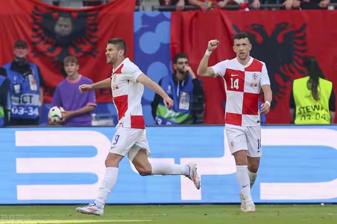 包含克罗地亚队在紧张比赛中获胜，晋级强的词条