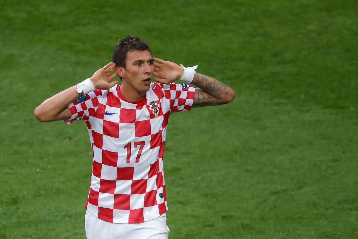 包含克罗地亚队在紧张比赛中获胜，晋级强的词条