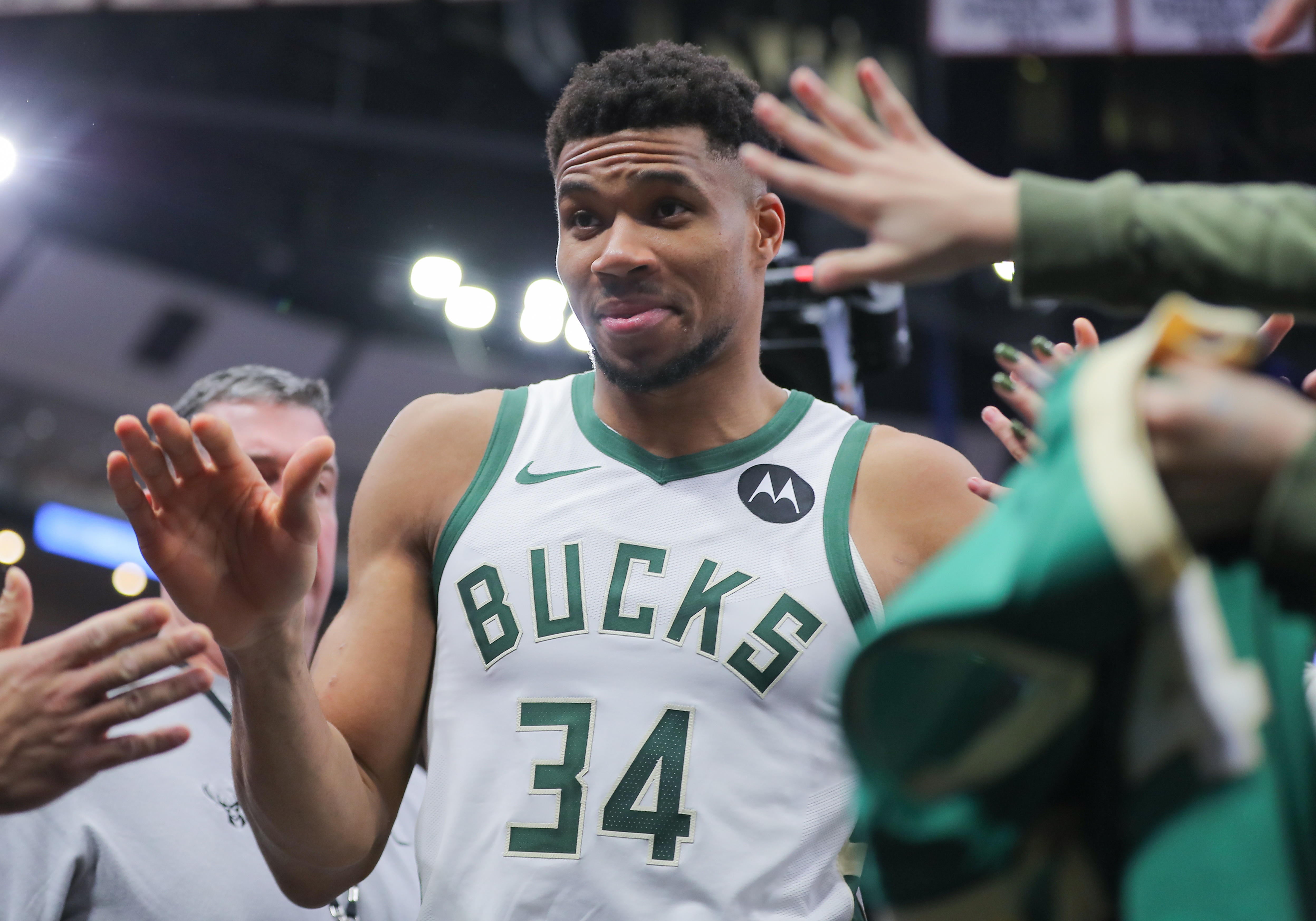 包含雄鹿队挑战自我，全力争取晋级的词条