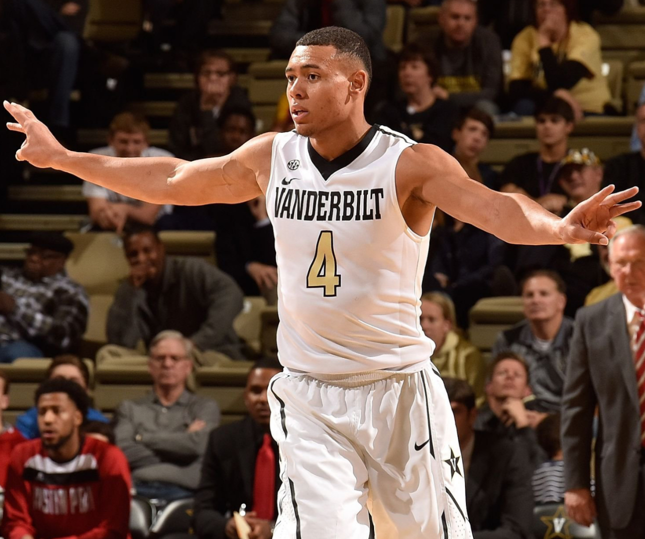 韦德教练首秀成功，率队逆转胜出