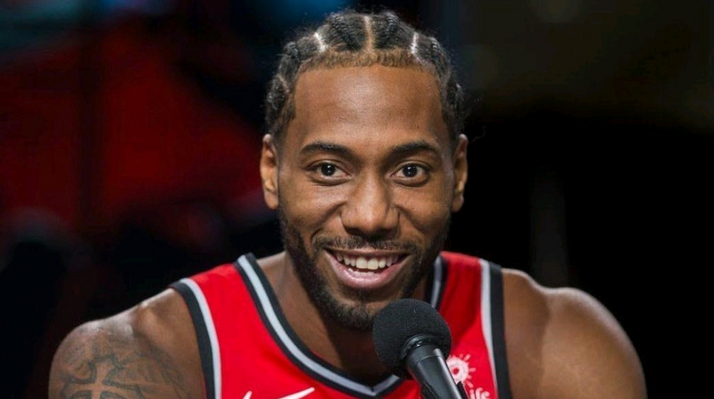 伦纳德表现出色，带领球队取胜晋级