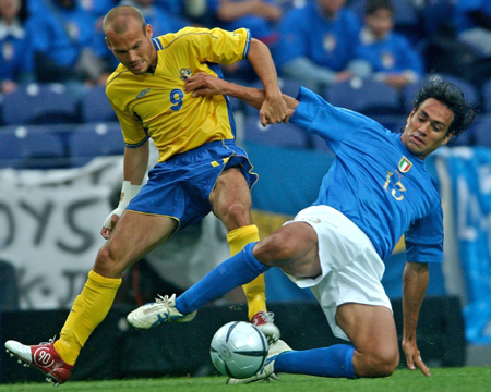 包含欧洲杯预选赛首轮：瑞典队与保加利亚队鏖战三小时的词条