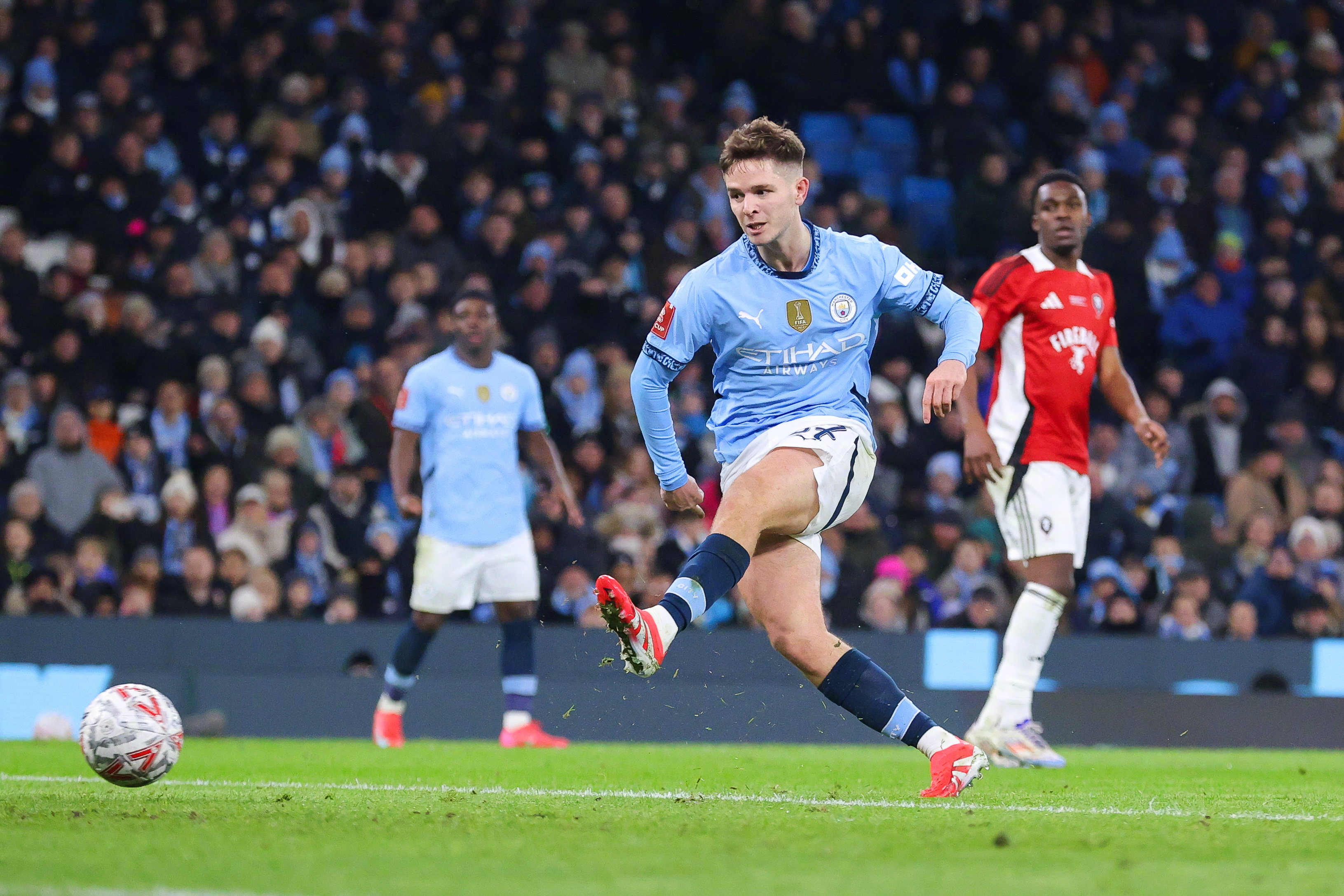 包含曼城主场大胜沃特福德，轻松取胜的词条