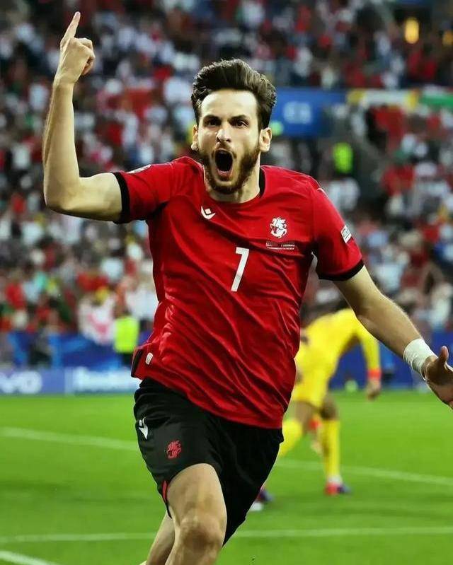 那不勒斯球队风格独特,备受球迷喜爱 那不勒斯球队风格独特,备受球迷喜爱