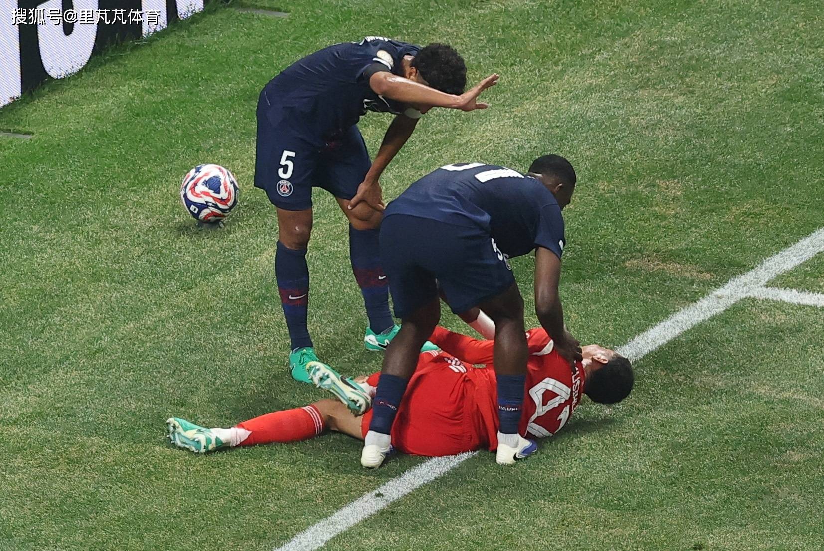 球员意外受伤，引发球队担忧