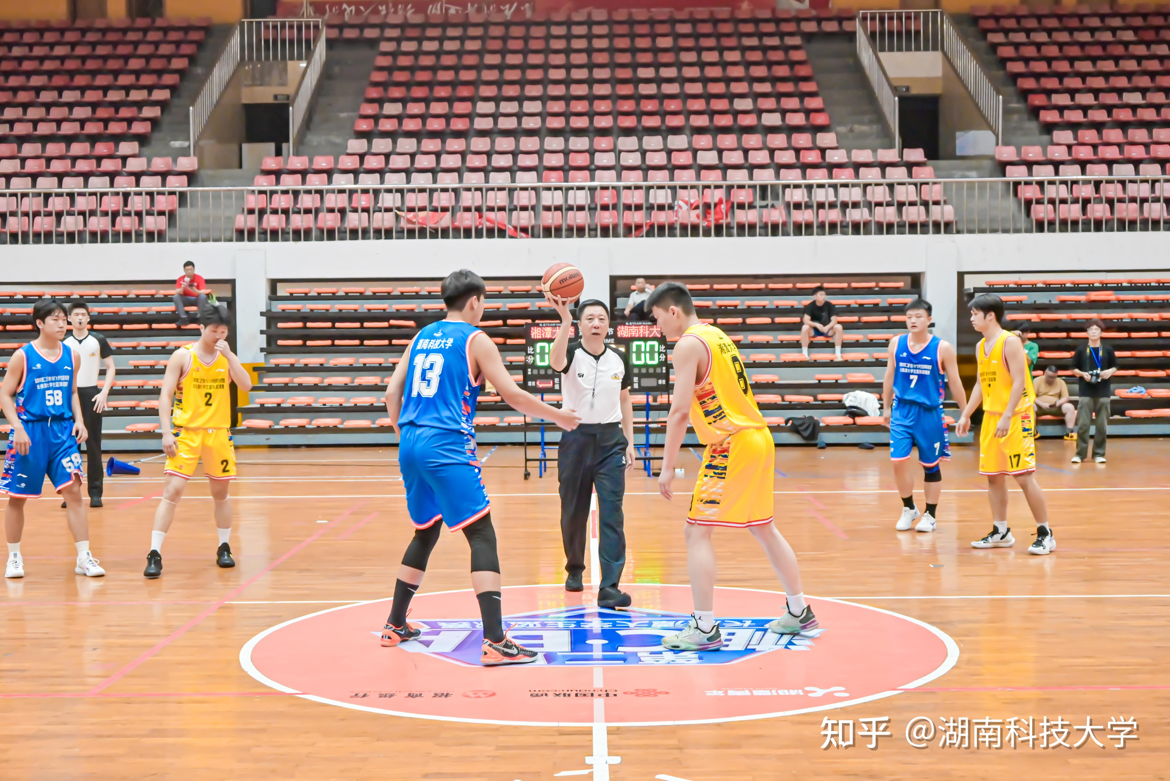 球场上的热血拼搏，每一个得分都来之不易的简单介绍