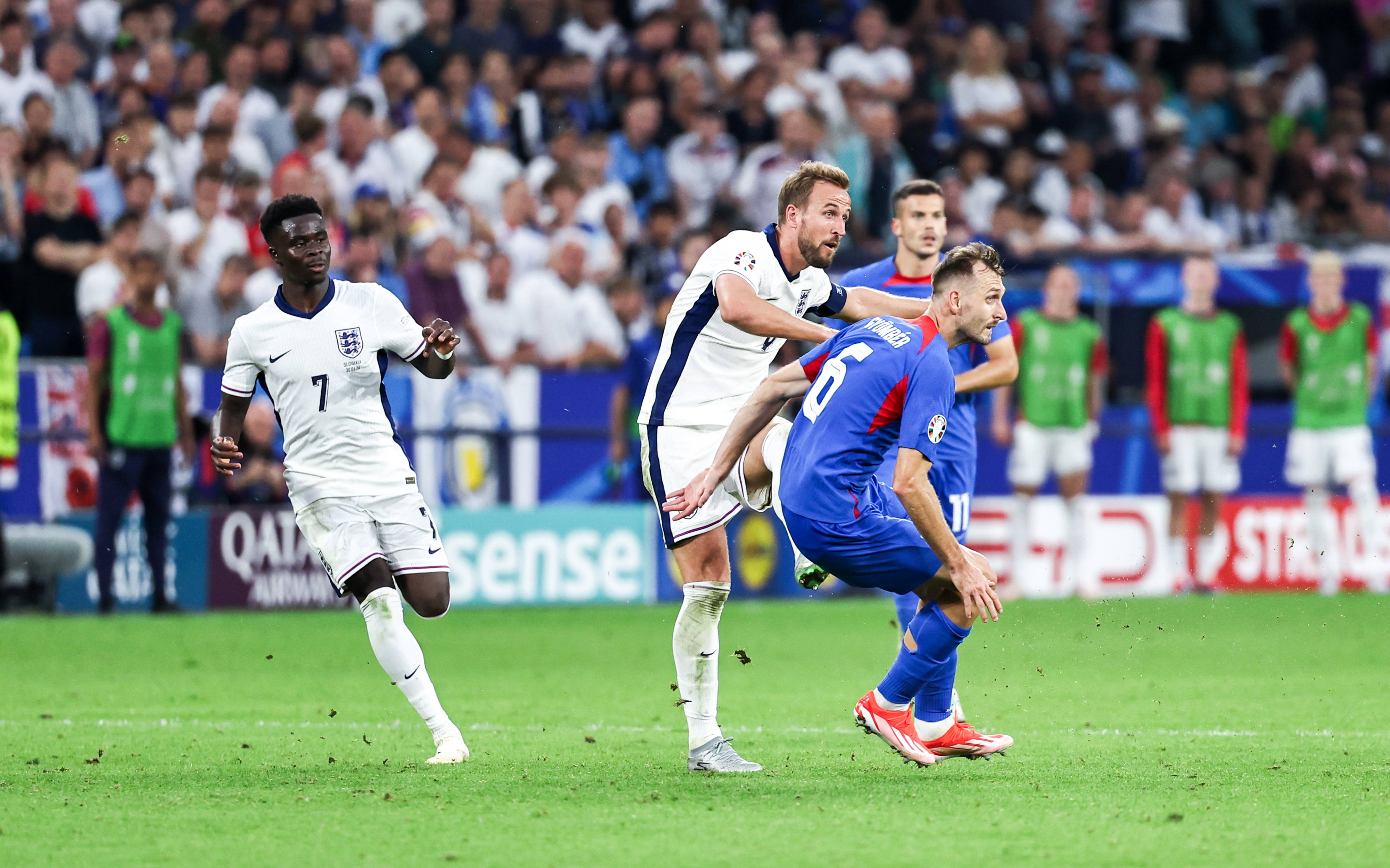 英格兰大胜击败对手轻松晋级