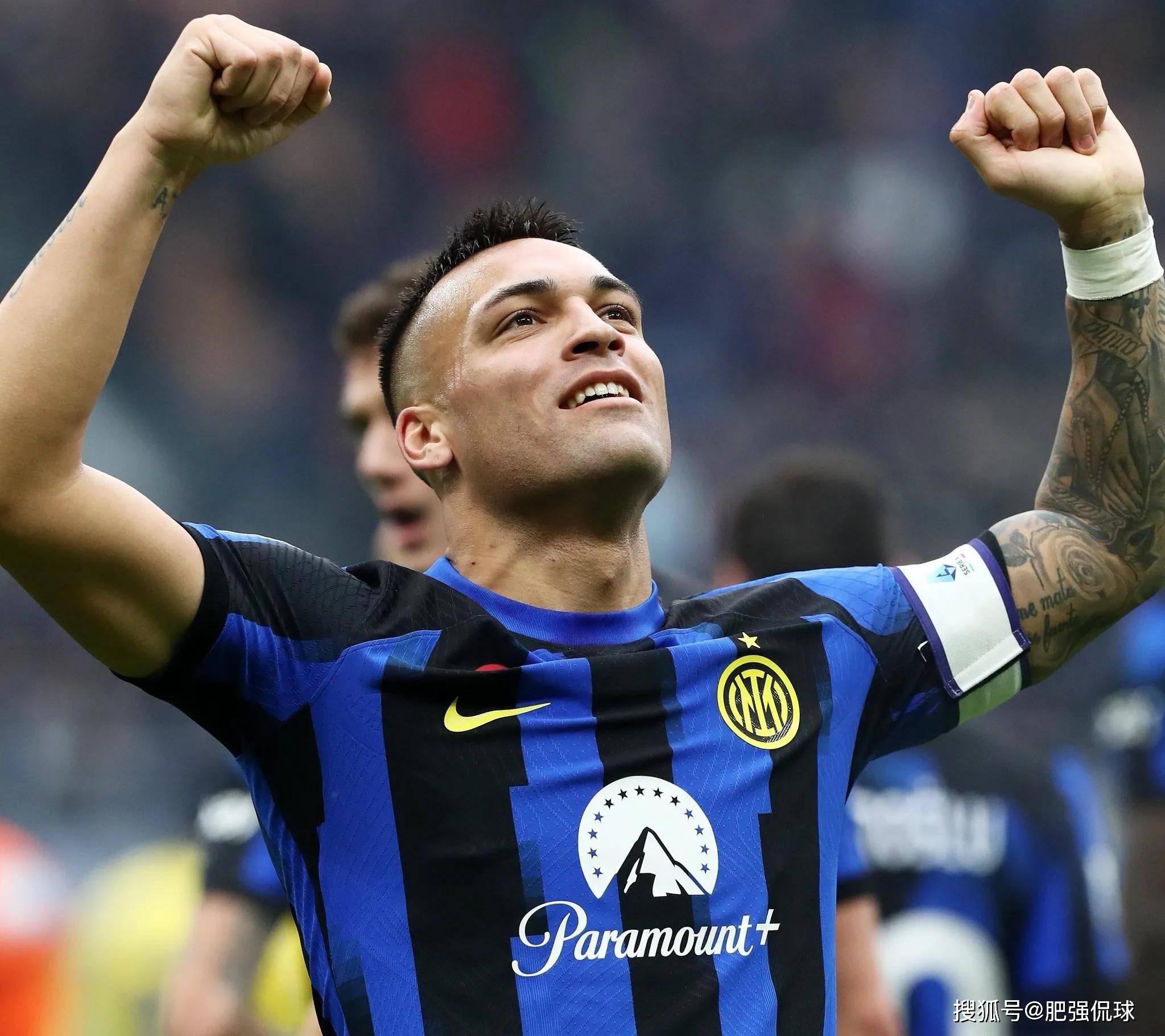 包含不休梅恩队在比赛中取得关键性胜利，士气高昂的词条