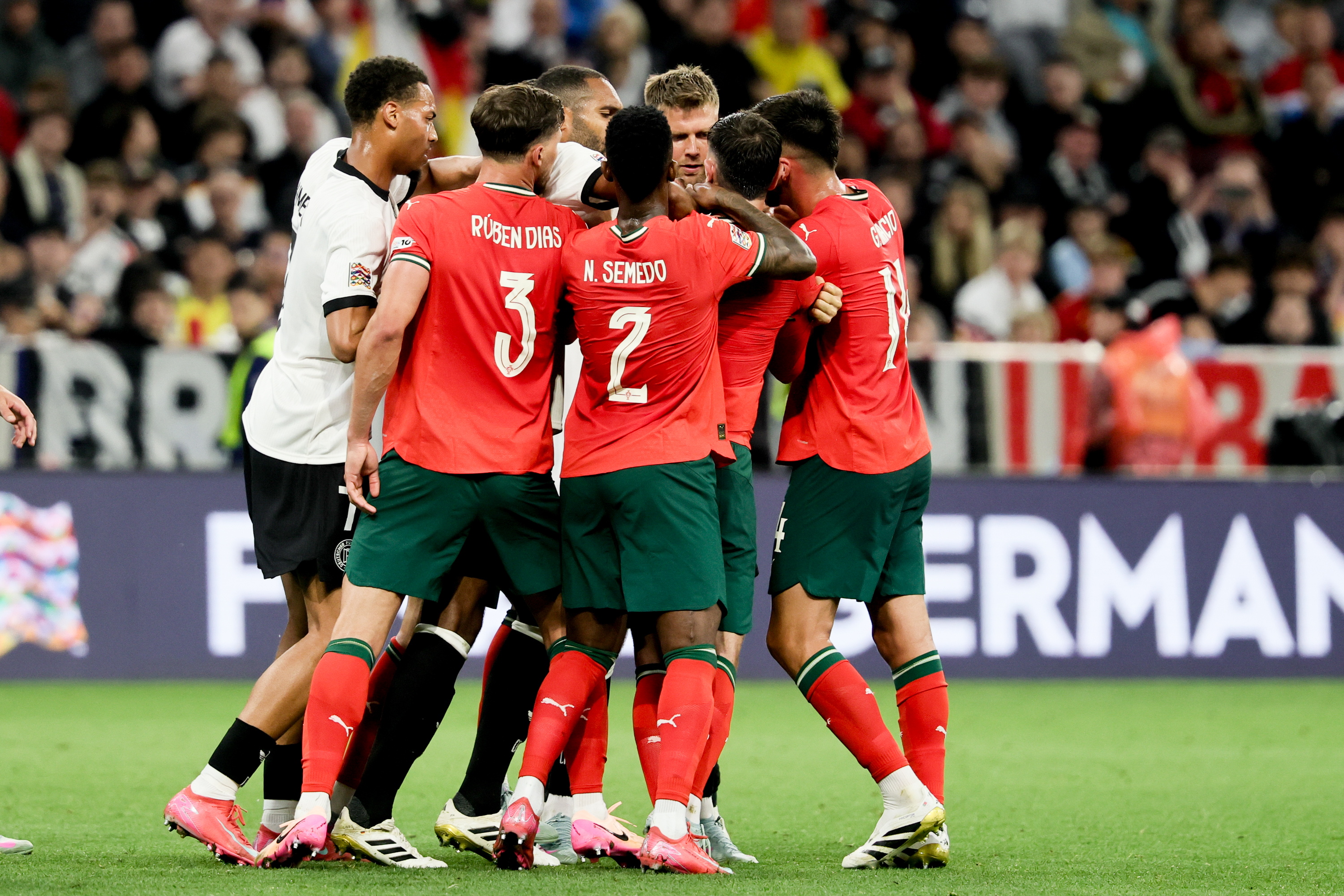 欧国联比赛精彩瞬间,球迷叫好连连的简单介绍 欧国联比赛精彩瞬间,球迷叫好连连的简单介绍